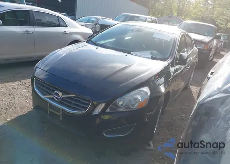 2013 Volvo S60 T5/T5 Platinum/T5 Premier/T5 Premier Plus z USA, uszkodzony, nr VIN YV1612FS7D2186510